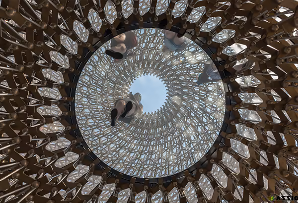 Runde architektonische Lichtstruktur mit Blick nach oben