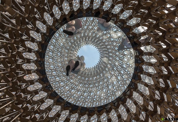 Runde architektonische Lichtstruktur mit Blick nach oben