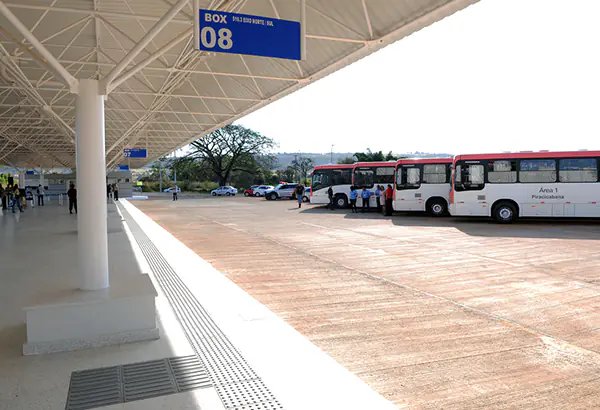 Busse an einem ueberdachten Haltebereich mit offenem Vorplatz